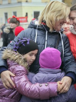 Объявленная Молитва за сирот возле памятника Дюку состоялось, но без обещанного визита супруги президента (фото)