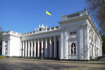 Лихач на автомобиле чуть не въехал в мэрию (фото)