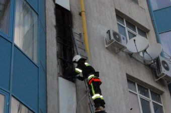 Спасатели потушили пожар в высотке (фото)