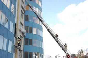 Спасатели потушили пожар в высотке (фото)