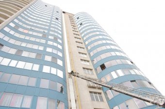 Спасатели потушили пожар в высотке (фото)