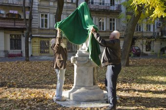 Знаменитая одесская статуя влюбленных приобрела особый статус