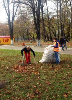 В Одессе продолжаются осенние субботники, в парках и скверах высаживают деревья и кустарники
