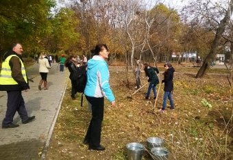 В Одессе продолжаются осенние субботники, в парках и скверах высаживают деревья и кустарники
