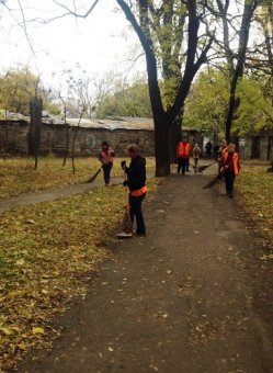 В Одессе продолжаются осенние субботники, в парках и скверах высаживают деревья и кустарники