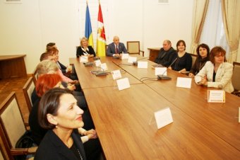 Мэр Одессы Геннадий Труханов вручил стипендии лучшим студентам и школьникам города