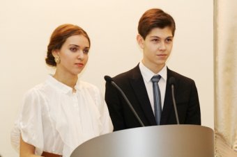 Мэр Одессы Геннадий Труханов вручил стипендии лучшим студентам и школьникам города