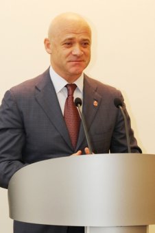 Мэр Одессы Геннадий Труханов вручил стипендии лучшим студентам и школьникам города