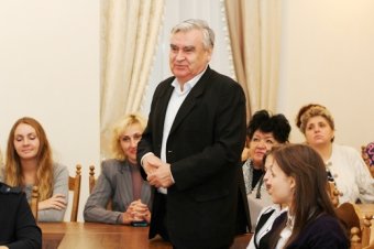 Мэр Одессы Геннадий Труханов вручил стипендии лучшим студентам и школьникам города