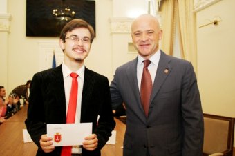 Мэр Одессы Геннадий Труханов вручил стипендии лучшим студентам и школьникам города
