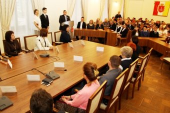 Мэр Одессы Геннадий Труханов вручил стипендии лучшим студентам и школьникам города