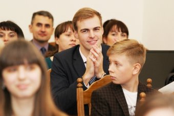 Мэр Одессы Геннадий Труханов вручил стипендии лучшим студентам и школьникам города