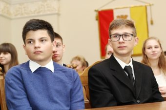 Мэр Одессы Геннадий Труханов вручил стипендии лучшим студентам и школьникам города