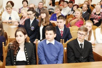 Мэр Одессы Геннадий Труханов вручил стипендии лучшим студентам и школьникам города