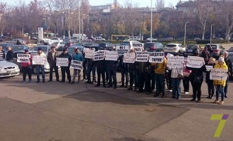 Сотрудники завода «Аргентум» митингуют против захвата предприятия (фото)
