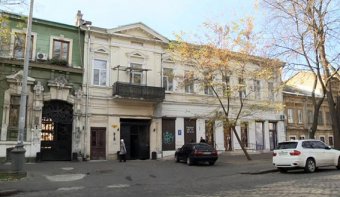 75-летней одесситке на голову упала асбестовая труба (фото)