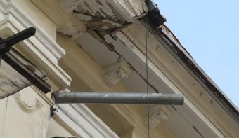75-летней одесситке на голову упала асбестовая труба (фото)