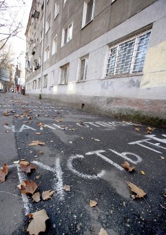 Большое послание-извинение могут прочитать пешеходы на улице Сегедской в Одессе (фото)