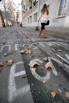 Большое послание-извинение могут прочитать пешеходы на улице Сегедской в Одессе (фото)