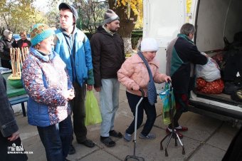 Одесская епархия оказала гуманитарную помощь инвалидам-колясочникам и нуждающимся одесситам (фото)