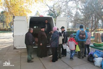 Одесская епархия оказала гуманитарную помощь инвалидам-колясочникам и нуждающимся одесситам (фото)