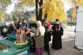 Одесская епархия оказала гуманитарную помощь инвалидам-колясочникам и нуждающимся одесситам (фото)