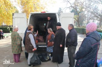 Одесская епархия оказала гуманитарную помощь инвалидам-колясочникам и нуждающимся одесситам (фото)