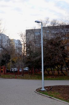 Вдоль аллей парка Победы поэтапно подключают новое освещение (фото)