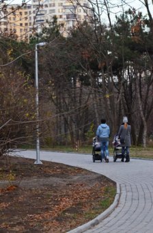 Вдоль аллей парка Победы поэтапно подключают новое освещение (фото)
