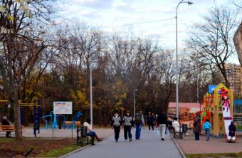 Вдоль аллей парка Победы поэтапно подключают новое освещение (фото)