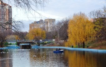 Вдоль аллей парка Победы поэтапно подключают новое освещение (фото)