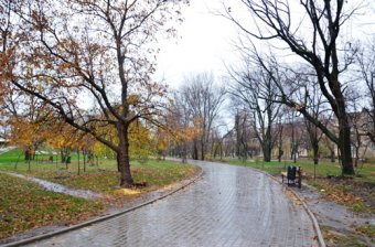 Обустройство нового наружного освещения  в парке Победы продолжается (фото)