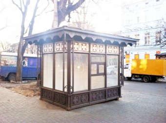 Установка торговых киосков единого образца в центре Одессы продолжается (фото)