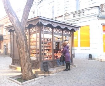 Установка торговых киосков единого образца в центре Одессы продолжается (фото)