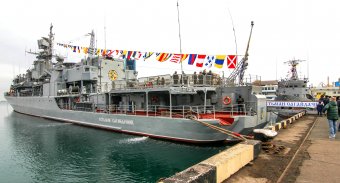 На причале морского вокзала одесситы увидели военную технику ВМФ