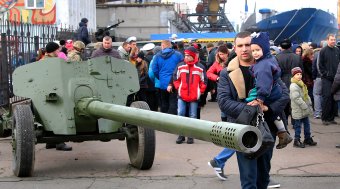 На причале морского вокзала одесситы увидели военную технику ВМФ