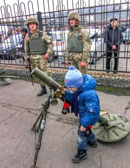 На причале морского вокзала одесситы увидели военную технику ВМФ