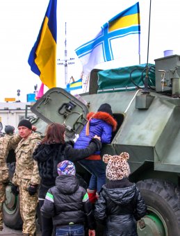 На причале морского вокзала одесситы увидели военную технику ВМФ