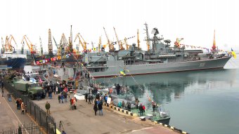 На причале морского вокзала одесситы увидели военную технику ВМФ