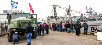 На причале морского вокзала одесситы увидели военную технику ВМФ