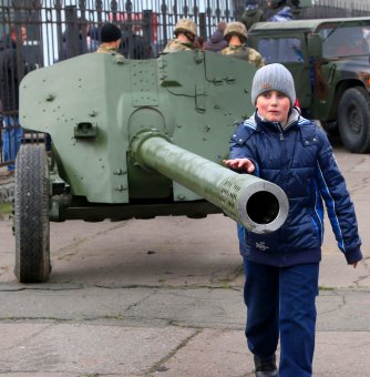 На причале морского вокзала одесситы увидели военную технику ВМФ