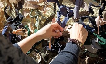 Одесские школьники плетут маскировочные сети и пишут открытки воинам АТО