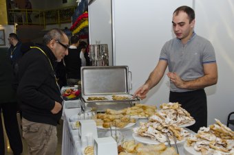 В Одессе открылась 5-я дипломатическая рождественская ярмарка (фото)