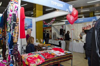 В Одессе открылась 5-я дипломатическая рождественская ярмарка (фото)