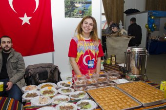 В Одессе открылась 5-я дипломатическая рождественская ярмарка (фото)
