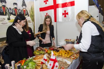 В Одессе открылась 5-я дипломатическая рождественская ярмарка (фото)