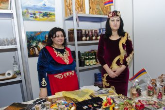 В Одессе открылась 5-я дипломатическая рождественская ярмарка (фото)