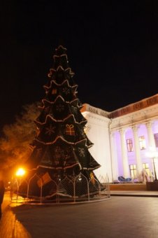 172 дерева на Приморском бульваре Одессы заново украшены разноцветной подсветкой (фото)