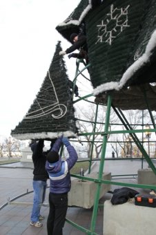 172 дерева на Приморском бульваре Одессы заново украшены разноцветной подсветкой (фото)