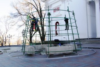 172 дерева на Приморском бульваре Одессы заново украшены разноцветной подсветкой (фото)